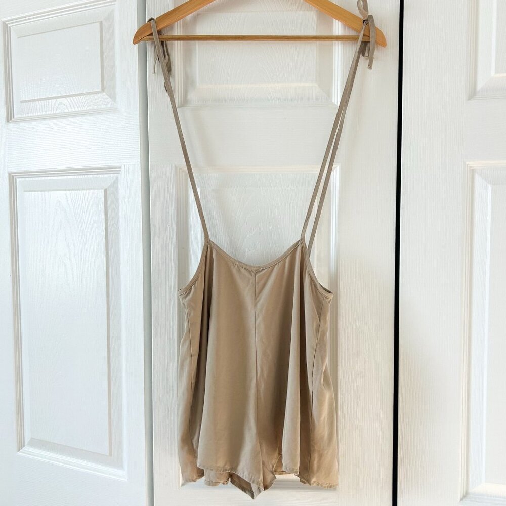 Sadie & Sage Tan Beige Taupe Tie Strap Romper Shorts Women’s Size Small EUC - Picture 4 of 5